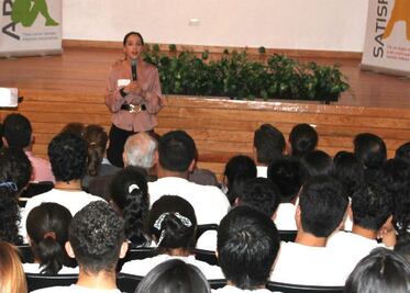 Imparten plática a universitarios