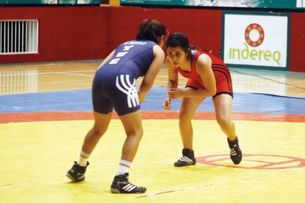 Luchadores queretanos dominan 