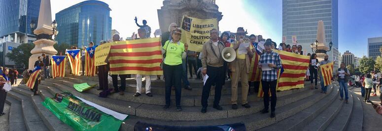 Catalanes se manifiestan en el Ángel de la Independencia