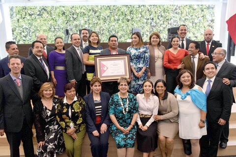 Dan medalla Pedro Septién al beibolista Gustavo Rangel