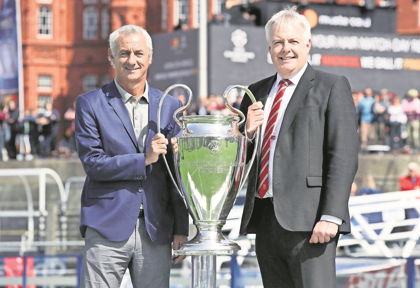 Ian Rush, es jugador del Liverpool y el primer ministro de Gales, Carwyn Jones, muestran la “Orejona”. (FOTO: AP)