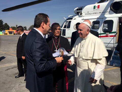 Misa con zonas VIP y soldados con camuflaje de paisano