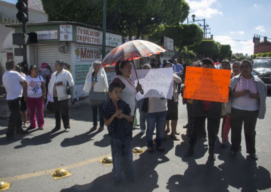 Bloquean avenida de San Juan del Río