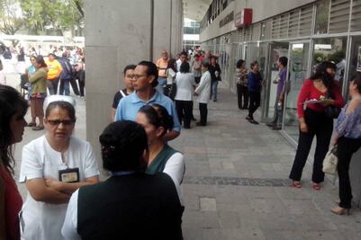 Evacúan IMSS por olor a gas