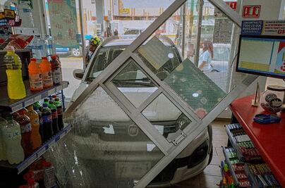 Conductor se equivoca de pedal y termina metiendo el auto a una tienda Asturiano