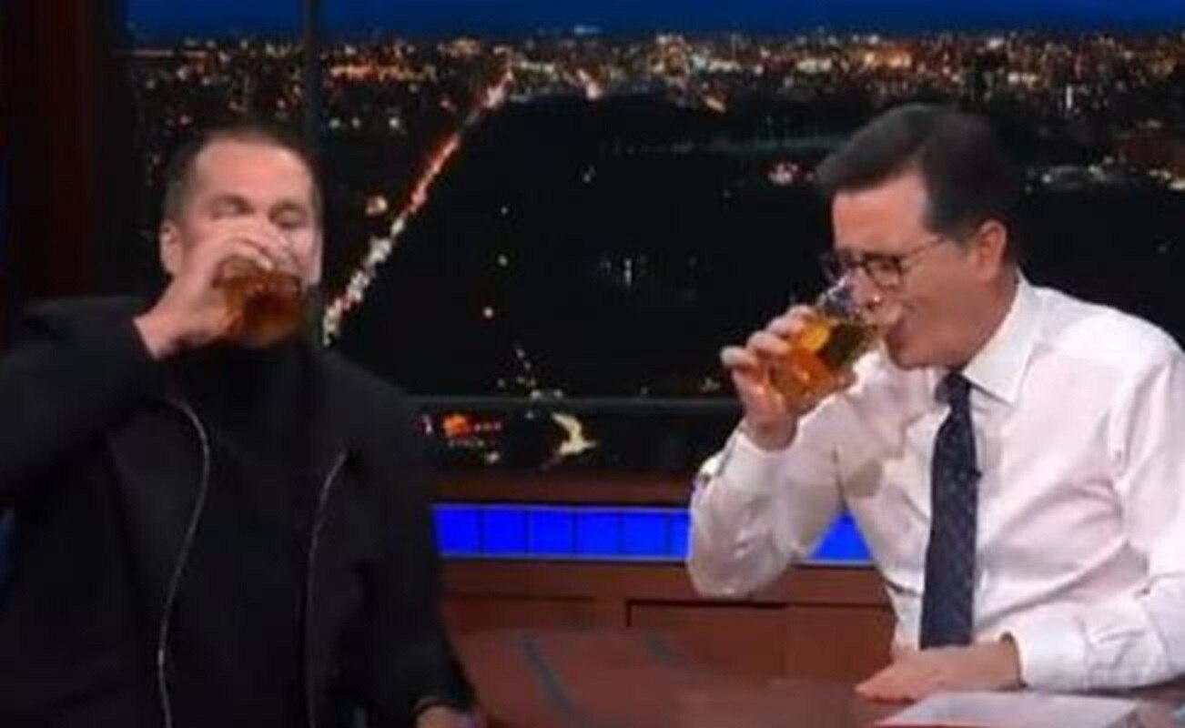 Tom Brady demuestra sus habilidades para beber cerveza