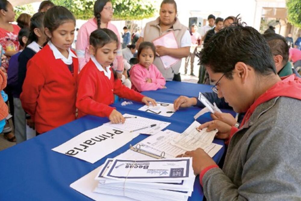 Destinan 179 mil pesos a becas para estudiantes