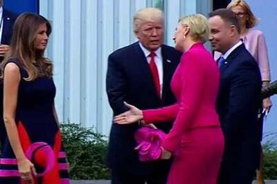 Primera dama de Polonia niega saludo a Trump y le da la mano a Melania