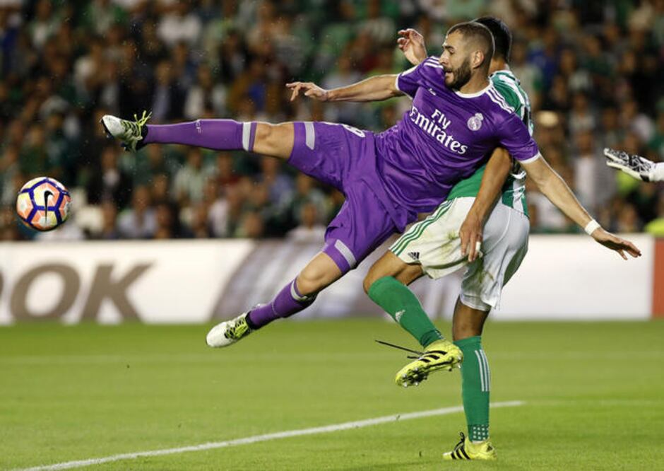 Karim Benzema le vuelve a anotar al Betis, al hacer el segundo al 31’ (JULIO MUÑOZ. EFE)