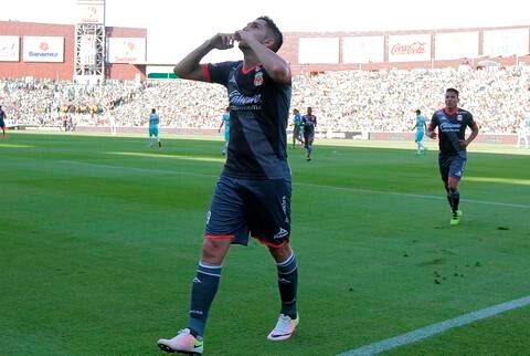 El Santos de espalda