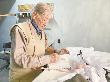 "Humilde y trabajador". A sus 86 años, Don Agustín arregla y confecciona ropa sobrevivir 