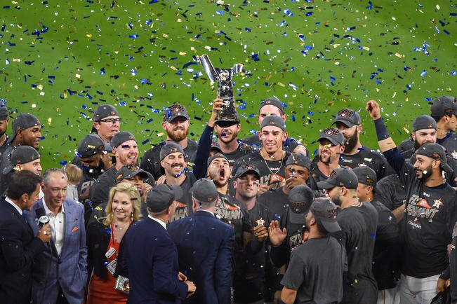 La celebración ante sus seguidores fue el marco perfecto para la novena de Houston, que triunfó en el séptimo. (FOTO: SHANNA LOCKWOOD)