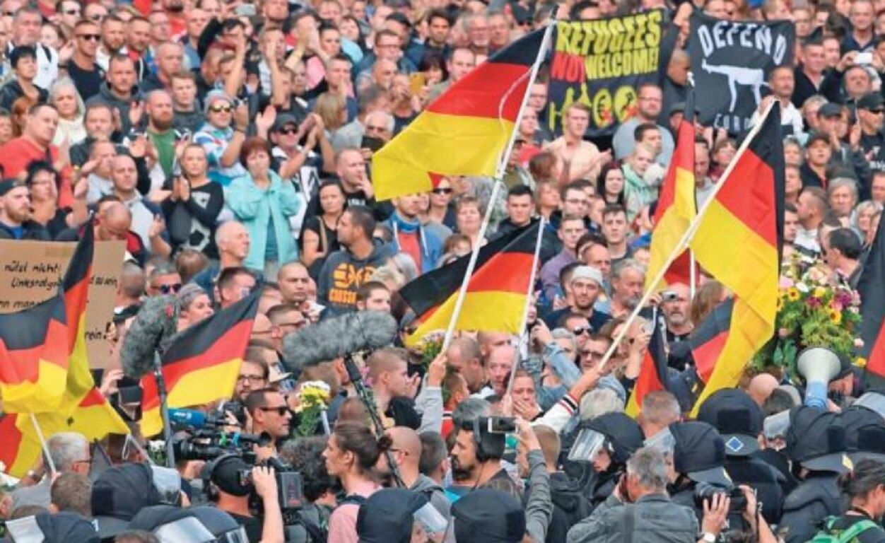 Ultraderechistas se reunieron alrededor de una estatua de Karl Marx, donde un hombre fue apuñalado en Chemnitz, Alemania. FOTO: FILIP SINGER. EFE