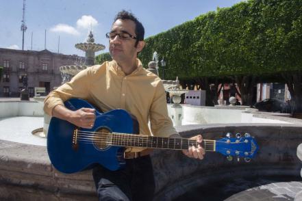 Jairo Guitarreao, el venezolano que encontró en Querétaro un lugar para cantar