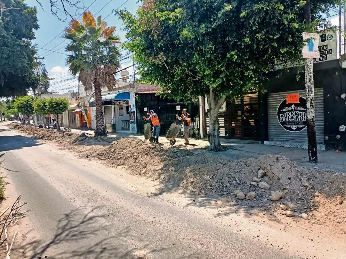 Obras de CEA ponen en peligro a vecinos en avenida Begonias
