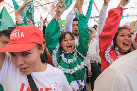 Arropa el folclor las promesas de campaña