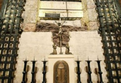 Visitan tumba de San Francisco vía on line