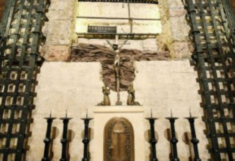 Visitan tumba de San Francisco vía on line