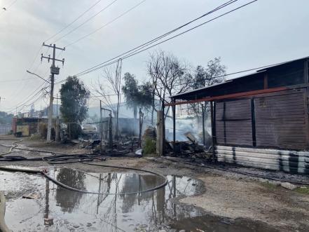 Dos lomitos pierden la vida en incendio registrado cerca de avenida 5 de Febrero 