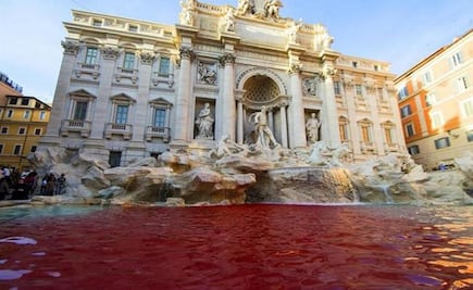 Tiñen de rojo el agua de la Fontana di Trevi de Roma; hay un detenido