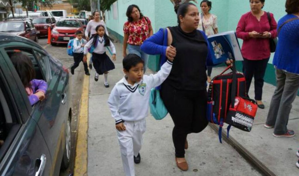 Niños de primaria cerrarán el año sin libros