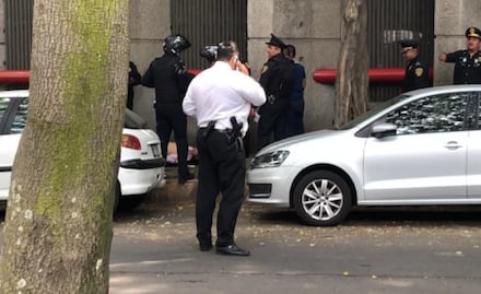 Intento de robo del auto de Héctor de Mauleón deja un presunto delincuente muerto en La Condesa
