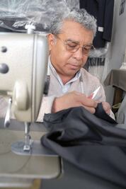 Trabaja como sastre desde hace 40 años