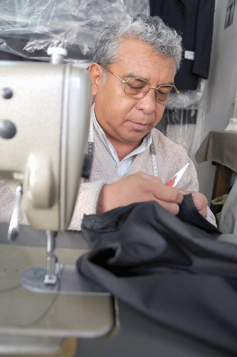 Trabaja como sastre desde hace 40 años