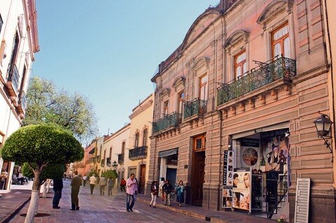 Casa Mota, recinto  de la clase política