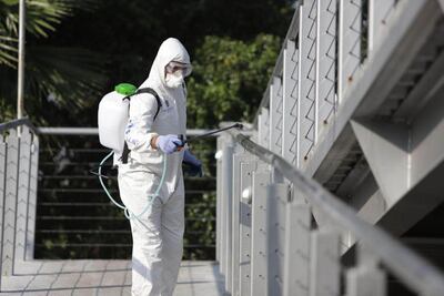 Para evitar contagios, limpian parques, mercados y puentes peatonales, en Querétaro