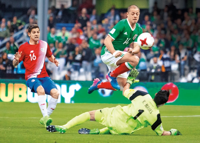 El delantero mexicano Javier Hernández se anticipó a la salida del portero costarricense Keylor Navas y abrió el marcador, en el triunfo tricolor en el Estadio Azteca (SANDRA BAUTISTA. IMAGO7)