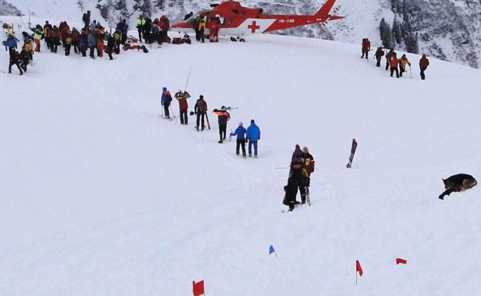 Un muerto y tres desaparecidos por una avalancha en Suiza