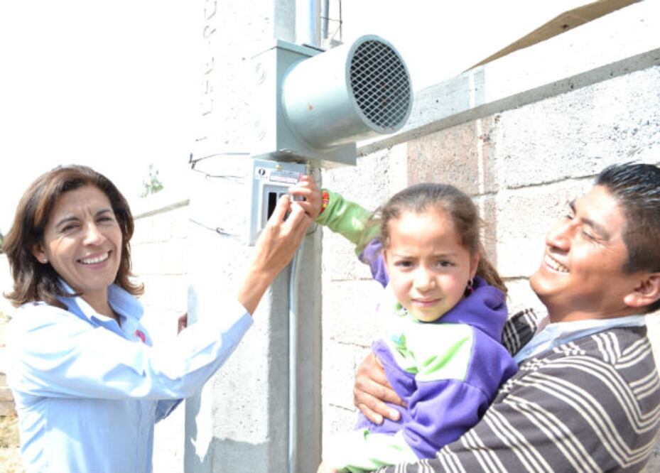 Entregan luz a 28 familias de Huimilpan