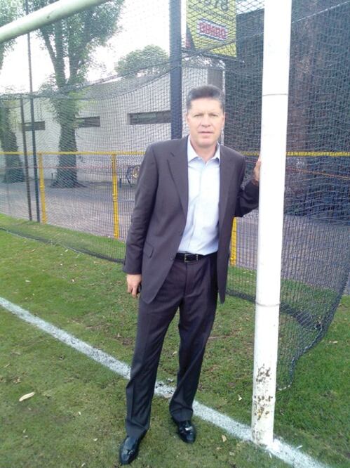 Ricardo Peláez se ve con el título