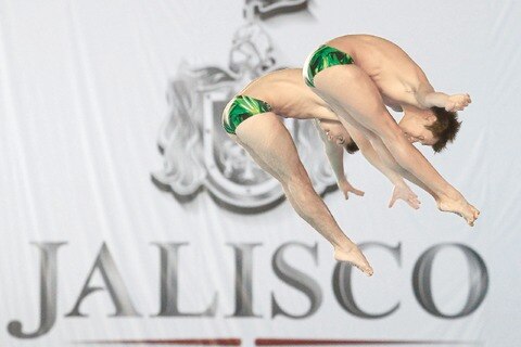 Jóvenes de oro en plataforma