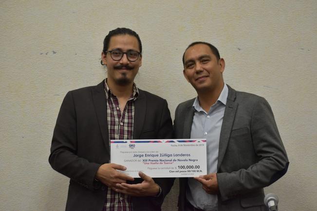 Jorge Zúñiga recibe el Premio Nacional de Novela Negra