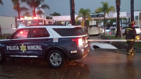 Agua arrastra a vehículo en Cumbres del Lago