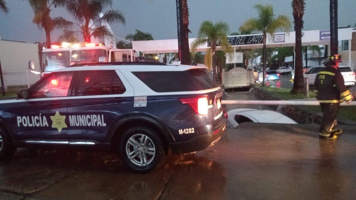 Lluvia arrastra a vehículo