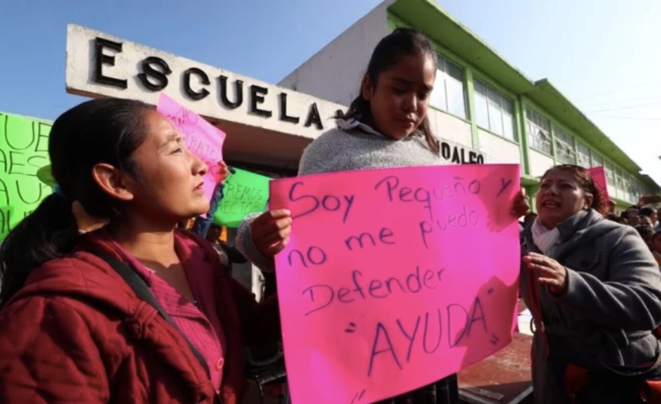 Padres de familia cierran primaria en Toluca; acusan maltrato de alumnos