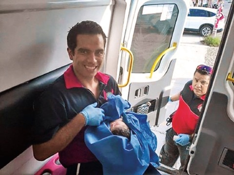 Alas Rojas atendió  parto camino al hospital