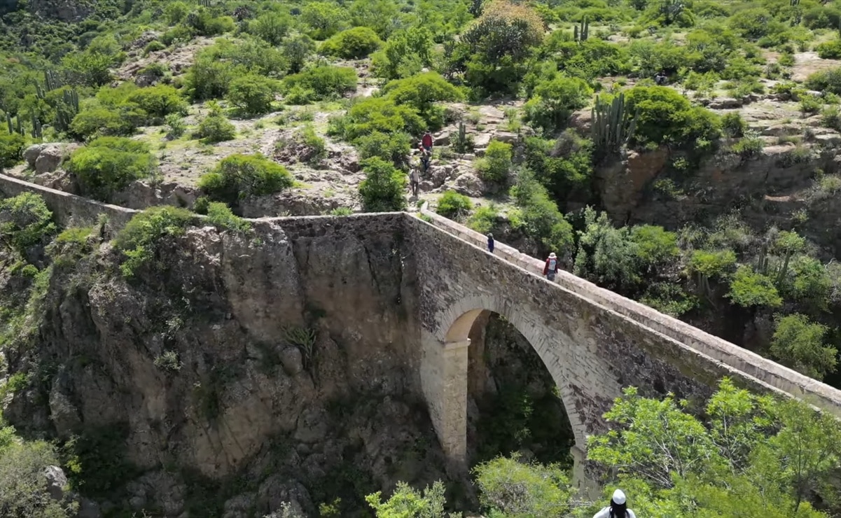 Explora rutas de senderismo en el semidesierto queretano, con arcos antiguos, manantiales cristalinos y guías locales en Portezuelo. Foto: Pinshi Millennial.