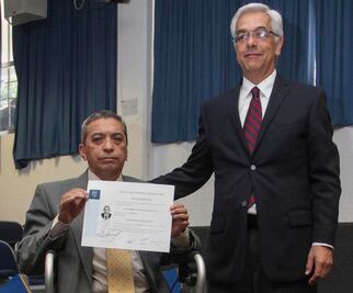Con 64 años y en silla de ruedas, termina en la UAQ dos licenciaturas