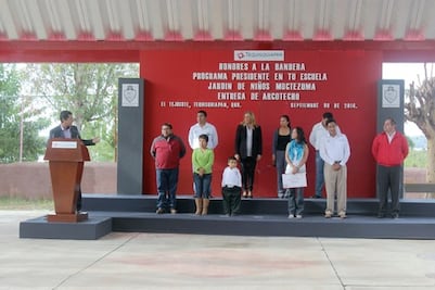 Entrega edil de Tequis arcotecho  en kinder 