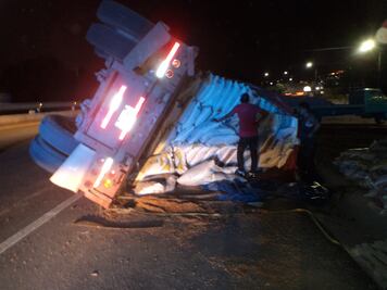 Aparatosa volcadura de tráiler en el puente de La Negreta
