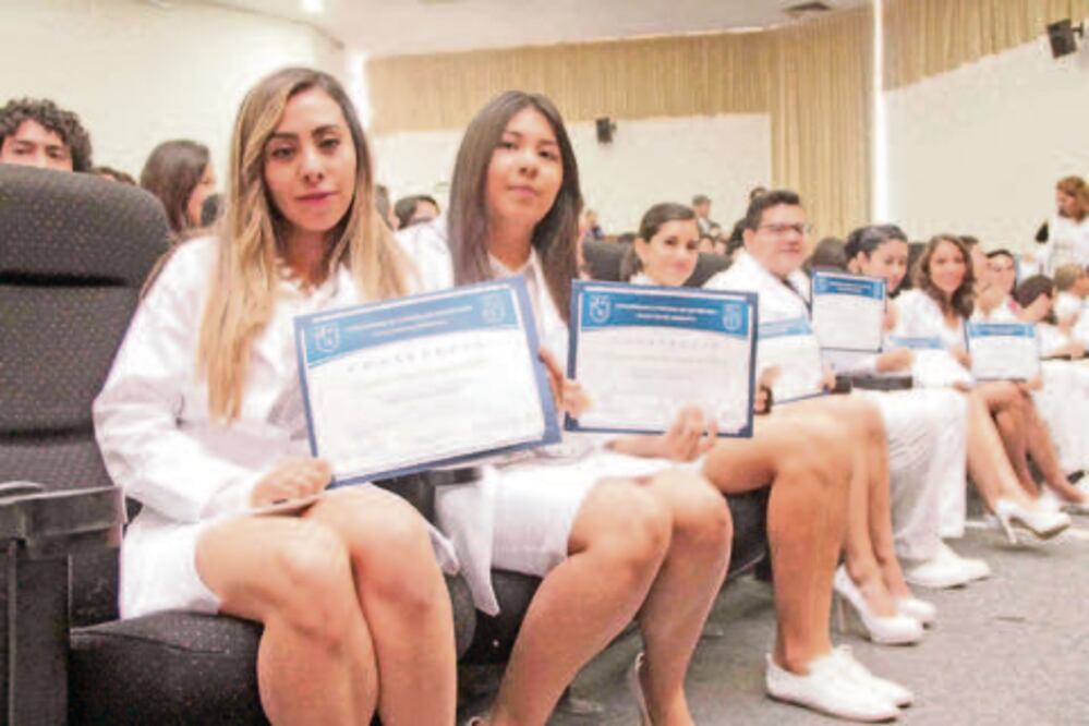 Celebran graduaciones y fin de cursos en Medicina