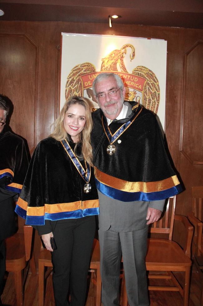 Paulina Aguado asiste a investidura de Enrique Graue en la ANHG