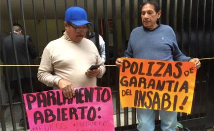 Padres de niños con cáncer cercan accesos al Senado