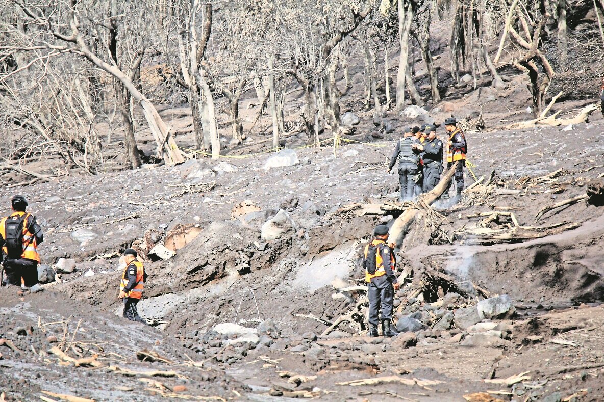Rescatistas buscaban sobrevivientes de la erupción del Volcán de Fuego. FOTO: MARÍA DE JESÚS