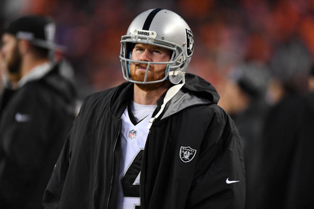 Matt McGloin, QB de Oakland, abandonó el emparrillado por lesión. RON CHENOY. -USA TODAY SPORTS