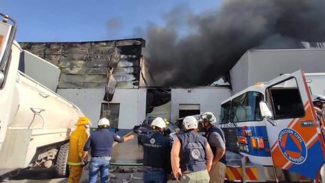 Fuerte incendio consume bodegas de un parque industrial en Querétaro